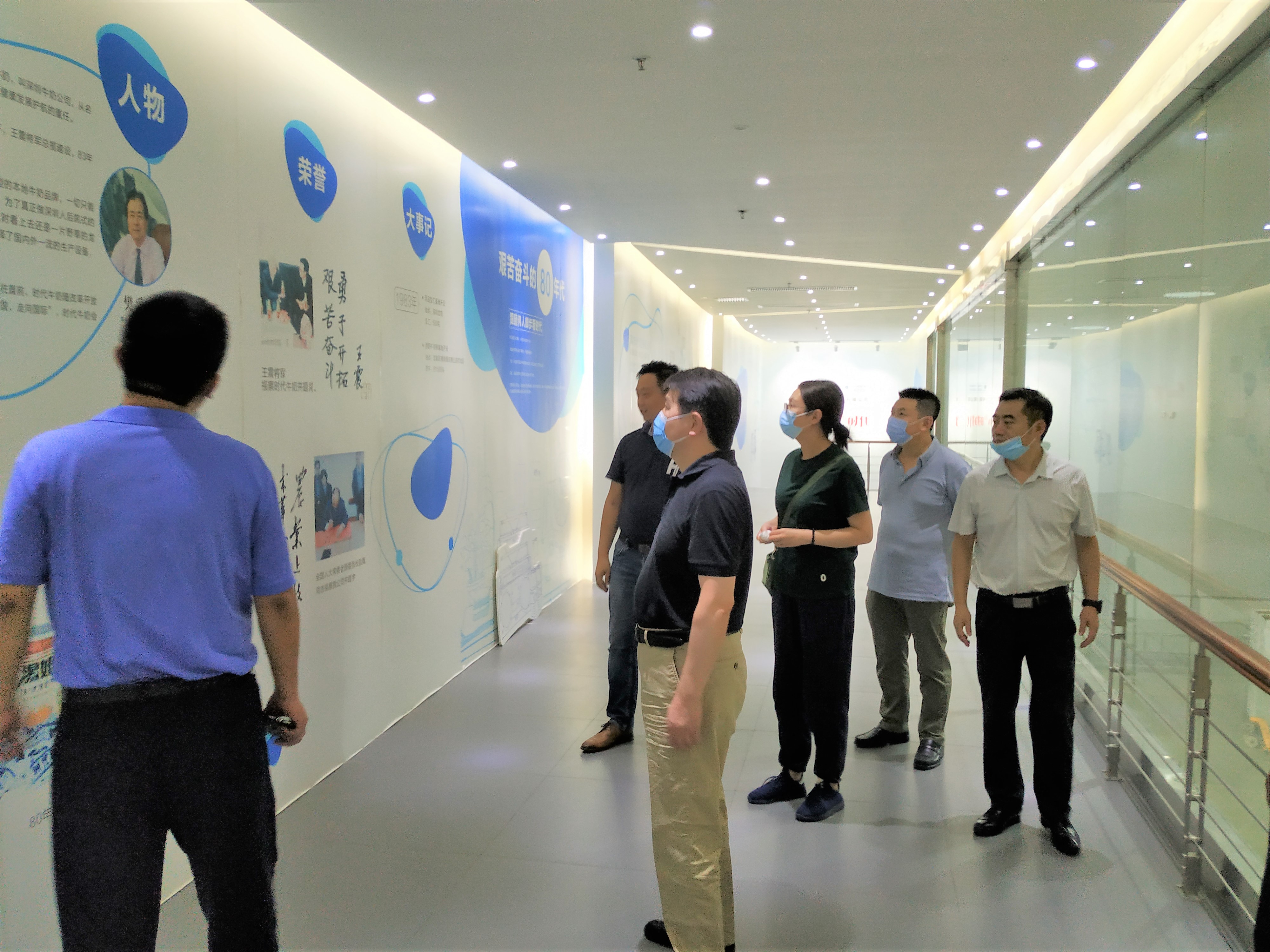 1.彭敖瑞参观乳业公司历史沿革图片展.jpg