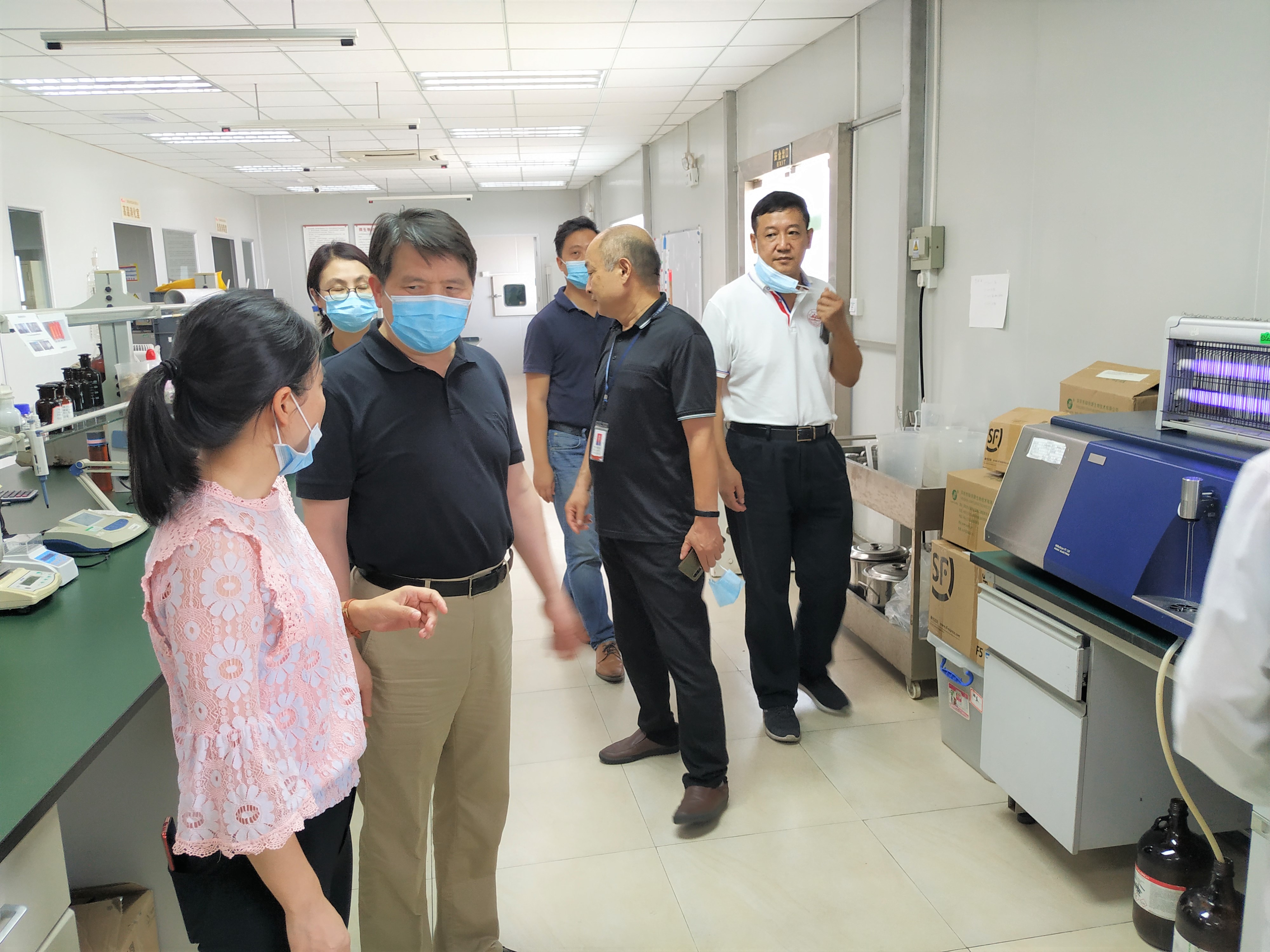 4.彭敖瑞与检验工作人员进行交流.jpg
